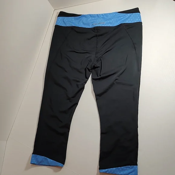 Women's M Capri Under Armour Heat Gear Fitted Leggings - Picture 3 of 4